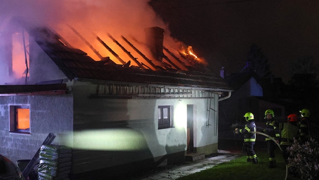 The outbuilding was on fire. (Bild: Laumat.at)