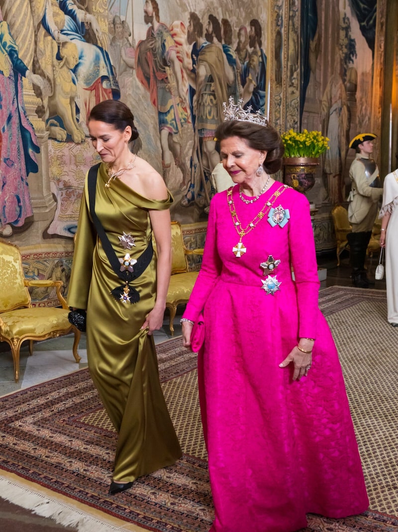 Gastgeberin Königin Silvia und die finnische Präsidentengattin Suzanne Innes-Stubb beim Bankett im Königspalast. (Bild: Stella / Action Press / picturedesk.com)