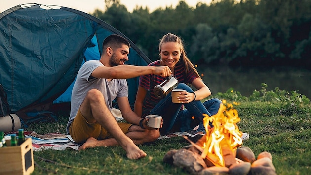 More and more travel enthusiasts are discovering camping for themselves. An expert explains how to get started. (Bild: Krone KREATIV, Adobe Stock cherryandbees)