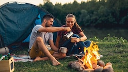 Immer öfter entdecken Reisebegeisterte Camping für sich. Ein Experte erklärt, wie der Einstieg gelingt. (Bild: Krone KREATIV, Adobe Stock cherryandbees)