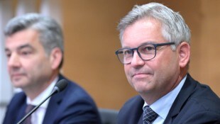 Finanzminister Brunner (re.) sagt im U-Ausschuss aus, als Vertrauensperson hat er Finanzprokuratur-Chef Wolfgang Peschorn mitgebracht. (Bild: APA/ROLAND SCHLAGER)