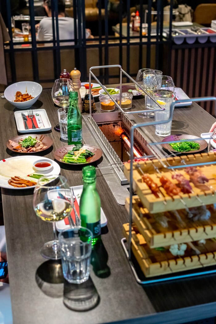 Unser Tipp: Anfangs ein paar der köstlichen asiatischen Tapas teilen und dazu Aperitiva genießen. Nebenbei immer wieder ein paar der Spießchen auf den Grill legen, dazu ein gutes Glas Wein oder auch ein Bier trinken und es sich einfach nur gut gehen lassen.