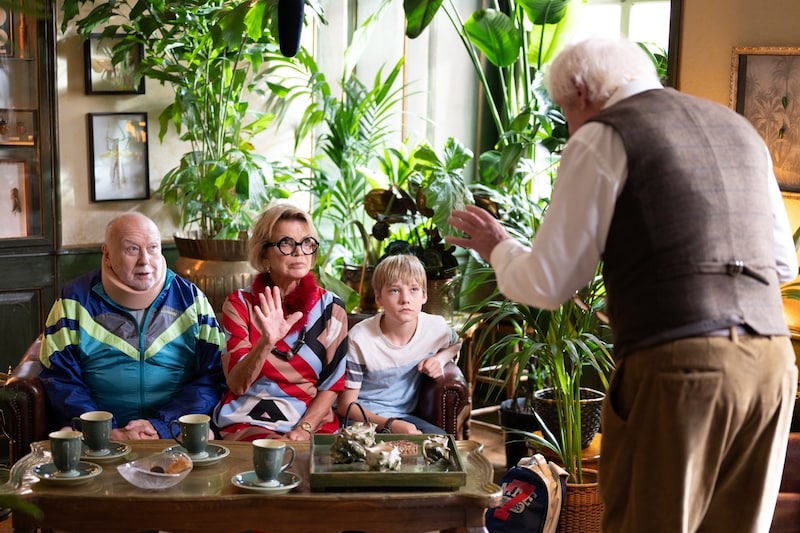 Von links in den vier Hauptrollen: Thomas Thieme, Uschi Glas, Jona Eisenblätter. Hier mit dem Rücken zur Kamera: Günther Maria Halmer. (Bild: Astrid Purkert)