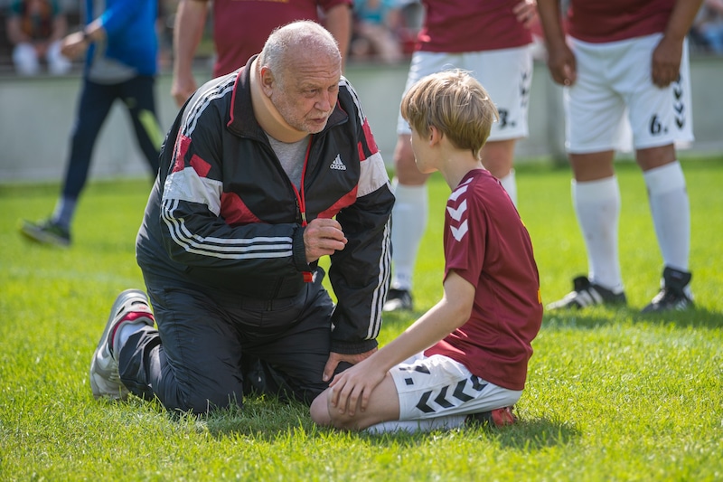 Thomas Thieme alias Horst will Max als pensionierter Fußballtrainer helfen, sich auf dem Platz und vor allem gegenüber dem Sportlehrer zu behaupten.  (Bild: Daniel Dornhöfer)