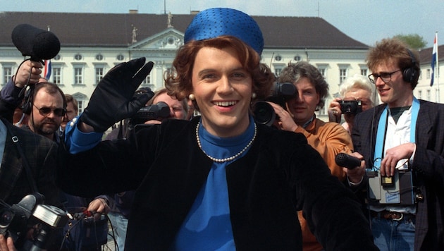 Hape Kerkeling 1991-ben Beatrix holland királynőnek öltözve pózolt - most kiderült, hogy valóban királyi vérből származik. (Bild: Hammer / dpa / picturedesk.com)