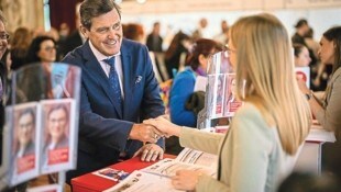 Wirtschaftsstadtrat Peter Hanke (SPÖ) besucht die Jobmesse. (Bild: Stadt Wien / David Bohmann)