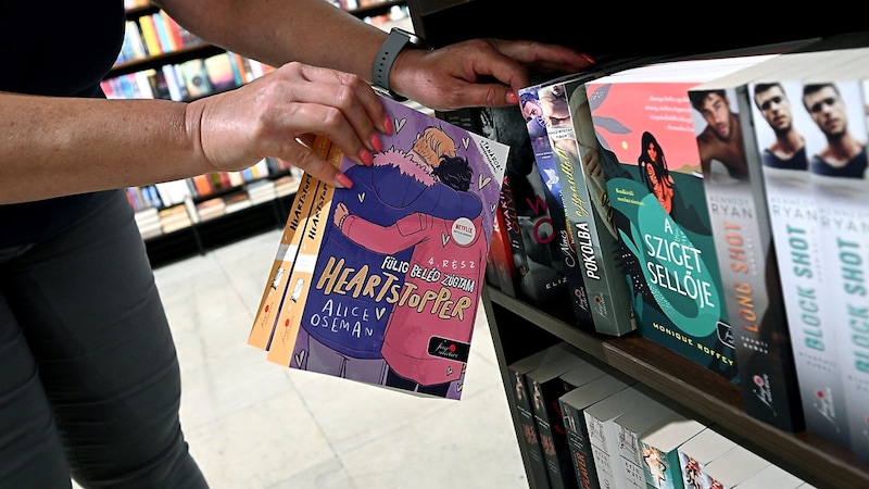 A bookstore chain has been fined a record amount because of the book "Heartstopper", in which two teenage boys fall in love. (Bild: APA/AFP/ATTILA KISBENEDEK)