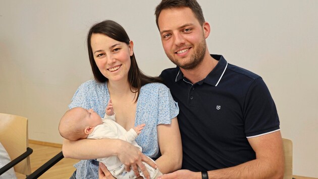 Die Eltern Nina Mohorko und Tadej Irsic sind überglücklich mit ihrem Erik (Bild: Christian Jauschowetz)