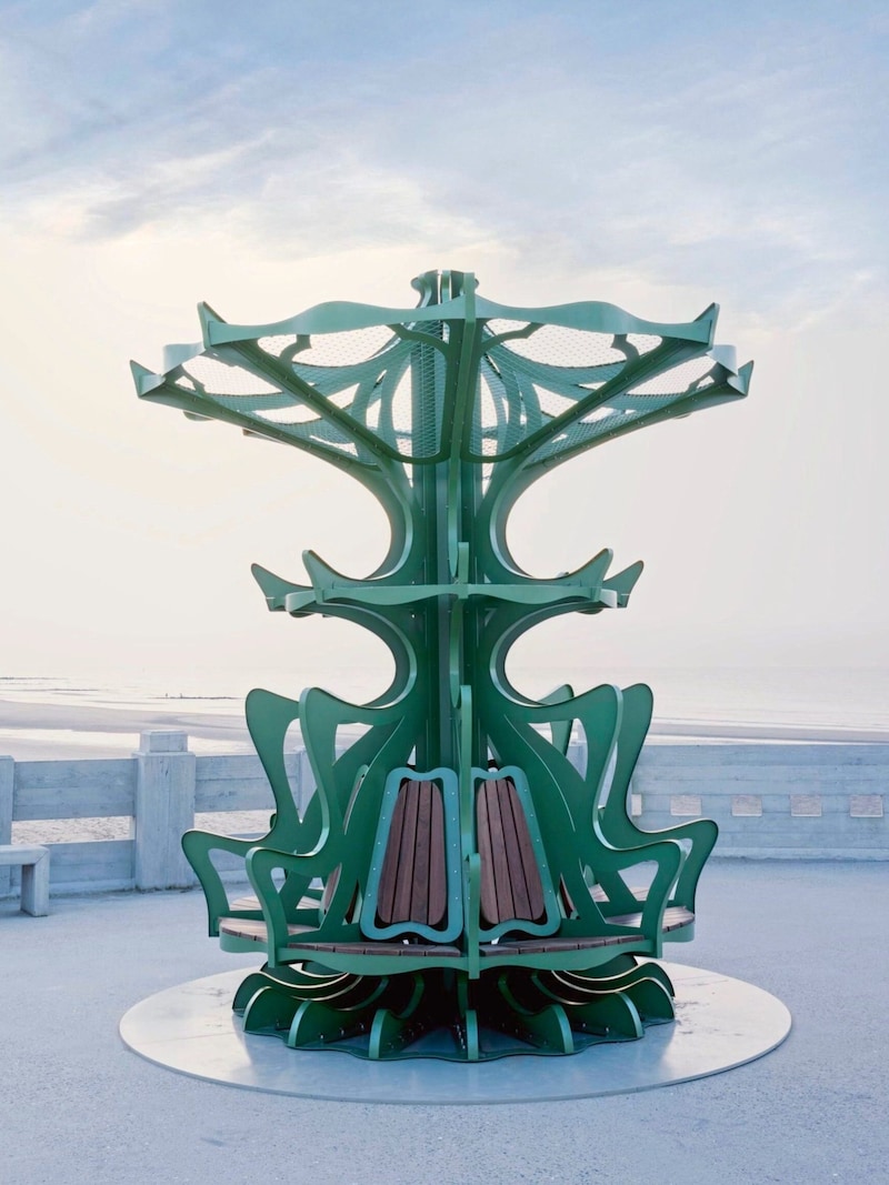 Eye-catchers: stacked bronze "plastic" chairs and Art Nouveau-style seating sculptures. (Bild: Annsophie Deldycke)