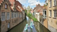 „Who?“ nennt Ivan Argote seine Installation – die in Form von zwei Bronze-Stiefeln auf Brügges Speelmansrei-Canal schwebt. (Bild: Filip Dujardin)