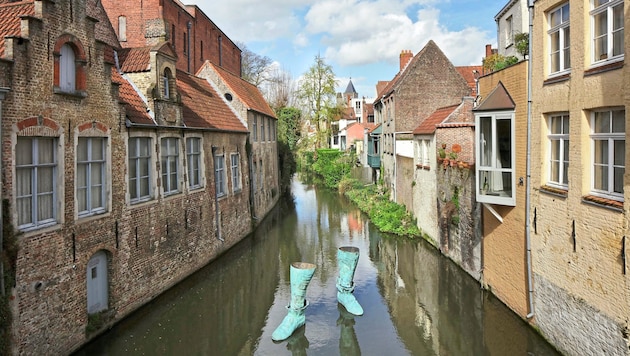 „Who?“ nennt Ivan Argote seine Installation – die in Form von zwei Bronze-Stiefeln auf Brügges Speelmansrei-Canal schwebt. (Bild: Filip Dujardin)