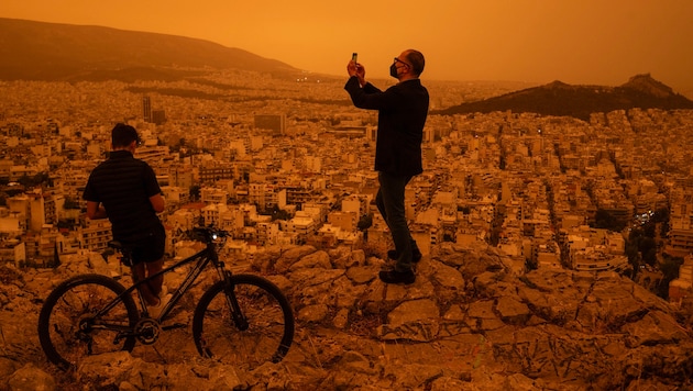 Many Greeks have unpacked their face masks - the enormous amounts of dust are not without danger. (Bild: APA/AFP/Angelos TZORTZINIS)