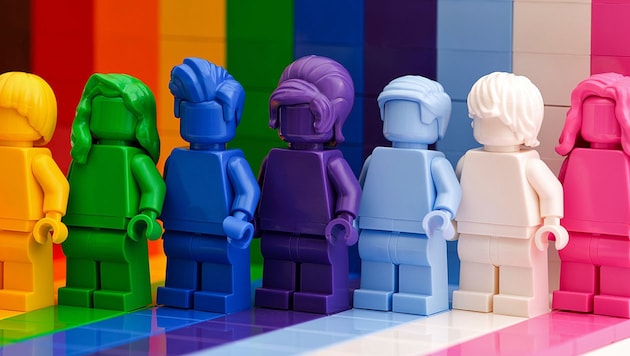 Laut regierungsnahen Medien betrifft das Gesetz auch Spielzeug. Legosteine und Legofiguren in Regenbogenfarben könnten also in Zukunft nicht mehr erhältlich sein. (Bild: stock.adobe.com)