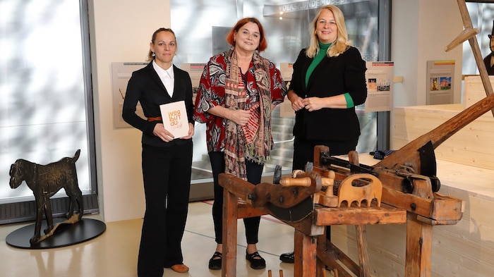 Kuratorin Alexandra Riewe (Mitte) mit Elisabeth Schlögl (li.), Hausherrin Claudia Unger (re.) in der Schau „Wer bist du: Steiermark?“ im Grazer Volkskundemuseum