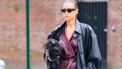 Irina Shayk trägt ihren Ledermantel im Matrix-Stil. (Bild: www.PPS.at)