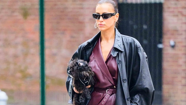 Irina Shayk trägt ihren Ledermantel im Matrix-Stil. (Bild: www.PPS.at)