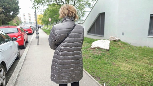 Die Seniorin ist immer noch geschockt und trägt nun zur Sicherheit eine Bauchtasche. (Bild: Gerhard Bartel)