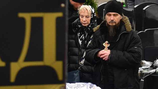 Rus rejiminin eleştirmeni için düzenlenen cenaze törenine binlerce muhalif sempatizan katıldı. (Bild: APA/AFP/Olga MALTSEVA)