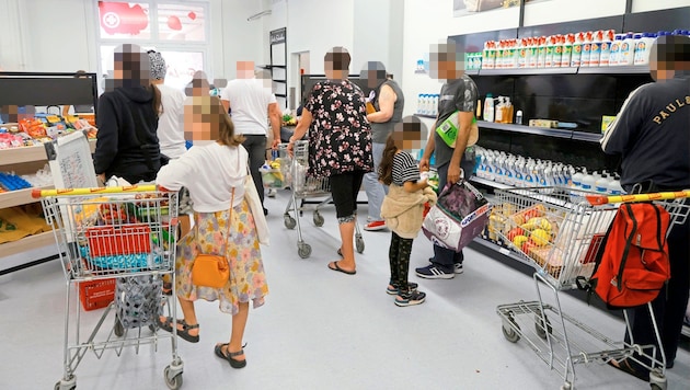 The queues at the supermarket checkouts are getting longer. (Bild: ......, Krone KREATIV)