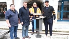 Martin Raab (li.) und Andreas Fahrnberger (3. v. li.) vom Bauhof zeigen Bürgermeister Werner Krammer und Vizebürgermeister Armin Bahr den neuen Mistkübel für Pizzakartons. (Bild: Stadt Waidhofen a/d Ybbs)