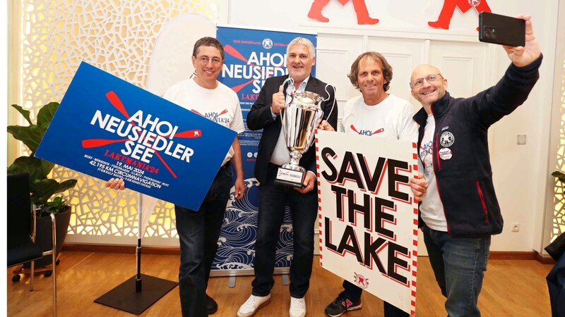 The three Lakemania organizers with town chief Gerold Stagl in Rust at the official start of the tour. (Bild: Reinhard Judt)