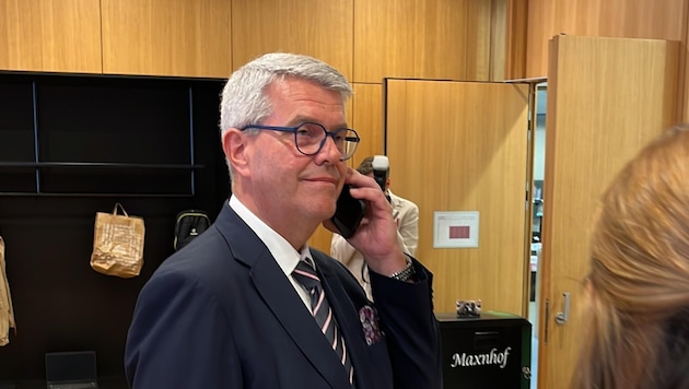 Ferdinand Neu, head of the main electoral authority, traveled from the town hall by cab. However, this was not the reason for the late results. (Bild: Neuner Philipp)