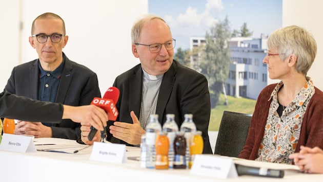 Walter Schmolly (Caritas), Bischof Benno Elbs und die Leiterin des Bildungswerks, Brigitte Knünz (v.l.). (Bild: Andreas Haller)