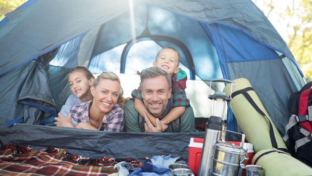 More and more holidaymakers are enjoying relaxing days on a campsite in this vast country. The focus is on experiences close to nature and individual comfort. The industry is booming. (Bild: stock.adobe.com)