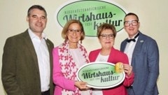 Landeshauptfrau Johanna Mikl-Leitner bei der Wirte-Gala mit Obmann Harald Pollak (re.) und den Vorstandsmitgliedern Monika Hag und Andreas Frey  (Bild: Pressefoto Franz Crepaz)