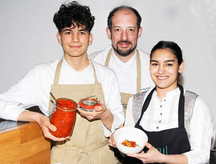 Die „vergoldeten“ Lehrlinge Delia Vulpe und David Wieland mit Top-Weit Thomas Hueber