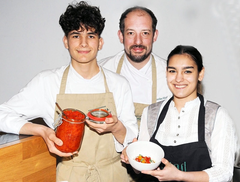 Die „vergoldeten“ Lehrlinge Delia Vulpe und David Wieland mit Top-Weit Thomas Hueber (Bild: Pressefoto Franz Crepaz)