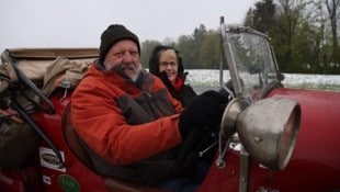 Dick eingepackt auf Oldtimer-Rundfahrt: Lang und Bev Kidby trotzen Kälte und Schnee. (Bild: Tröster Andreas)