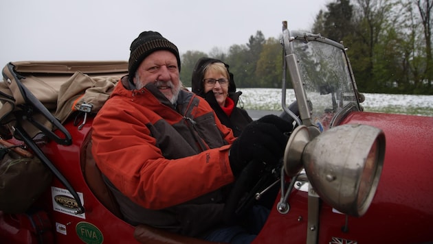 Thickly wrapped up on a classic car tour: Lang and Bev Kidby brave the cold and snow. (Bild: Tröster Andreas)