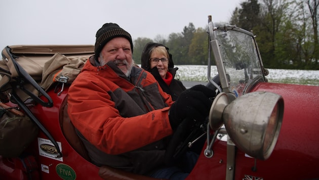 Dick eingepackt auf Oldtimer-Rundfahrt: Lang und Bev Kidby trotzen Kälte und Schnee. (Bild: Tröster Andreas)