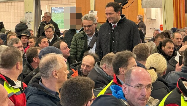 Agriculture Minister Norbert Totschnig (right) surrounded by critical farmers, whose questions he answered. He was joined by section head Johannes Fankhauser (to the left of the ÖVP politician), who also answered critical questions. (Bild: Robert Loy)