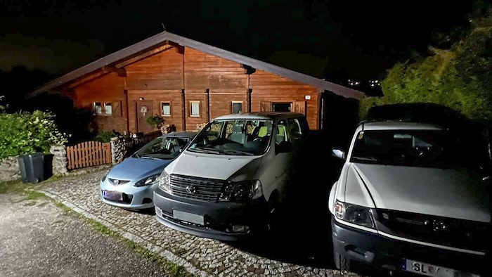 A családi házhoz még aznap este több sürgősségi orvos, a Vöröskereszt, a tűzoltóság és a ...