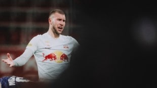 Strahinja Pavlovic holte sich die Gelbe Karte und fehlt damit gegen Sturm Graz gesperrt.  (Bild: FC Red Bull Salzburg)