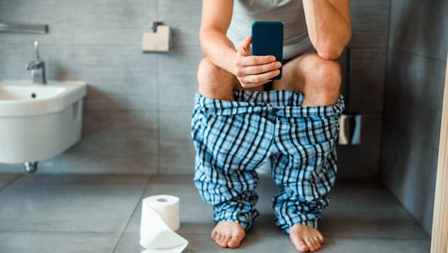 Mehr als jeder zweite Mann, aber nur rund vier von zehn Frauen in den fünf untersuchten Ländern greifen auf der Toilette sitzend zum Smartphone. (Bild: Yakobchuk Olena)
