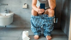 Das Smartphone gehört für viele zum Toilettengang dazu. (Bild: stock.adobe.com/Yakobchuk Olena)