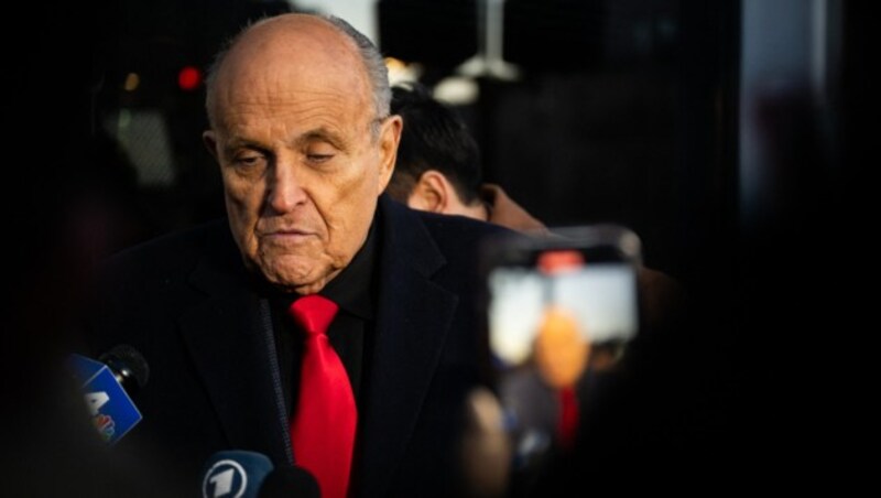 Unter den Angeklagten ist auch Donald Trumps Anwalt Rudy Giuliani (Bild). (Bild: APA/AFP/Getty Images/Brandon Bell)