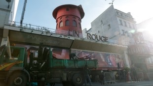 Für viele ein Fixpunkt bei einem Paris-Besuch – nun steht die Windmühle des Moulin Rouge jedoch ohne Rad da. (Bild: APA/AFP/Geoffroy VAN DER HASSELT)