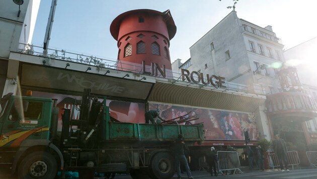 For many, the Moulin Rouge windmill is a must-see during a visit to Paris - but now it has no windmill blades. (Bild: APA/AFP/Geoffroy VAN DER HASSELT)