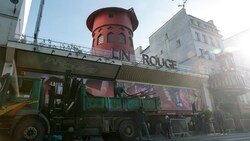 Für viele ein Fixpunkt bei einem Paris-Besuch – nun steht die Windmühle des Moulin Rouge jedoch ohne Windmühlenflügel da. (Bild: APA/AFP/Geoffroy VAN DER HASSELT)