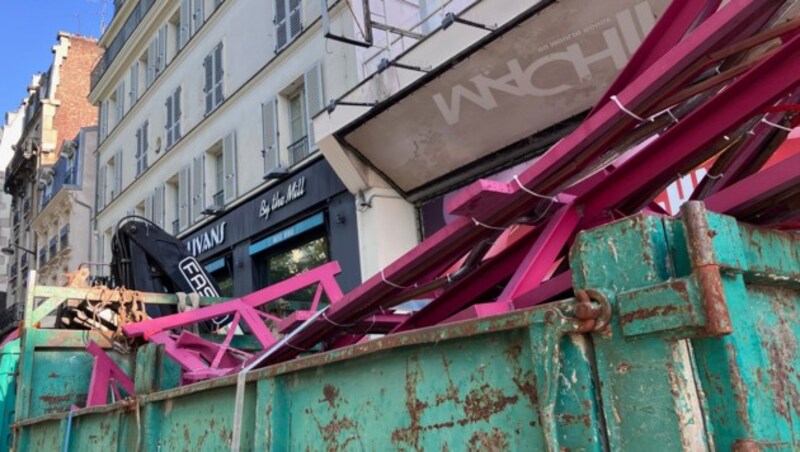 The debris of the windmill also tore away parts of the façade and some letters of the iconic sign. (Bild: AP/Oleg Cetinic)