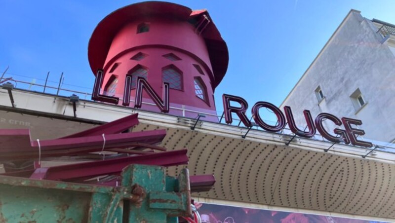 For many, this is a must-see during a visit to Paris - but now the Moulin Rouge windmill is without its blades. (Bild: AP/Oleg Cetinic)