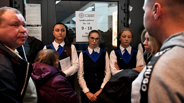 Aufgebrachte Ukrainer standen am Mittwoch vor verschlossenen Türen, als sie ihre bei der ...