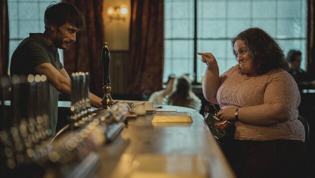 Donny ist Barkeeper in einem Pub, seine Stalkerin Martha taucht dort täglich auf und sabotiert Donnys Beziehungen. (Bild: © 2022 Netflix, Inc.)