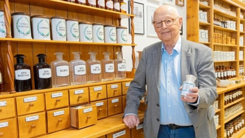 Schriftführer Edwin Knapp zeigt einen alten Apothekerschrank samt Gefäßen. (Bild: Christian Forcher)