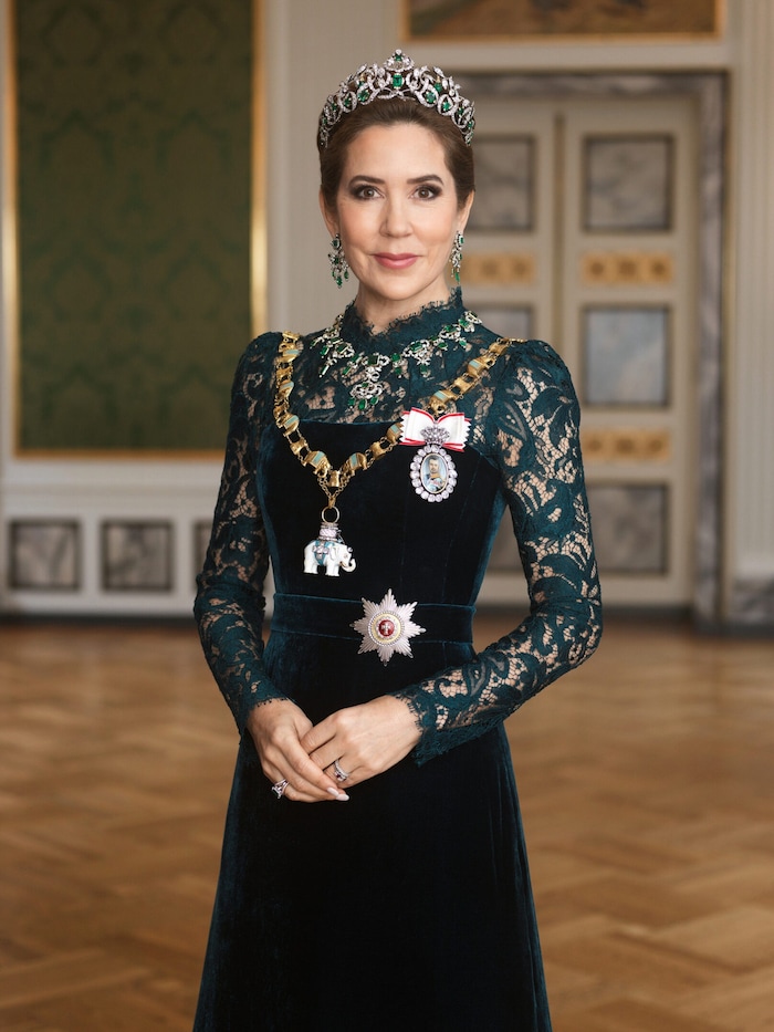 Königin Mary von Dänemark auf dem ersten offiziellen Galaporträt nach ihrer Krönung.