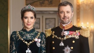 Königin Mary und König Frederik sorgen mit den ersten offiziellen Porträts, die sie mit den wichtigsten Orden und dem gut behüteten Kronschmuck zeigen, für Begeisterung. (Bild: Steen Evald, Kongehuset ©)